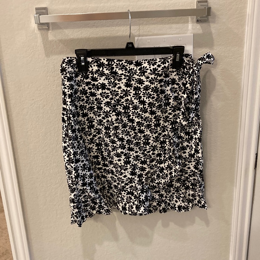 Like New Loft Black and White Floral Wrap Skirt Size 10
